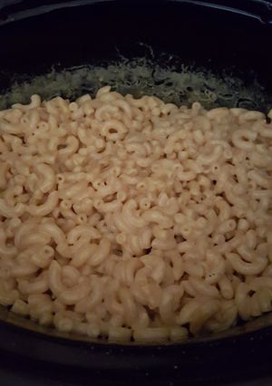A picture of Crock pot mac n cheese.