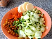 Una foto de ensalada de palmitos y tomates