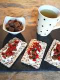 Crakersintegrales con Crème Fraiche y frutos secos