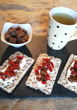 Una foto de Crakersintegrales con Crème Fraiche y frutos secos