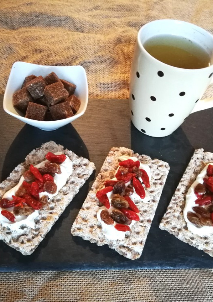 Una foto de Crakersintegrales con Crème Fraiche y frutos secos