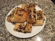 Una foto de rellenos dulces de hojaldre