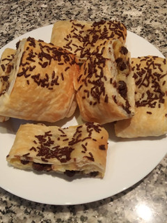 Una foto de Hojaldre de crema pastelera y chocolate