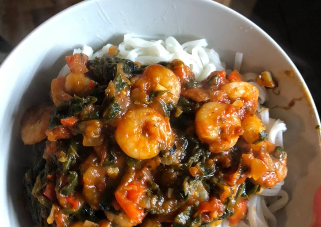 Tallarines de arroz con salsa de camarones 🍤🍜