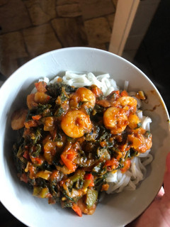 Una foto de Tallarines de arroz con salsa de camarones 🍤🍜