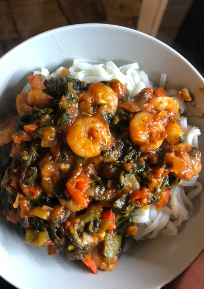 Una foto de Tallarines de arroz con salsa de camarones 🍤🍜