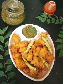 A picture of Moong dal pakoda.