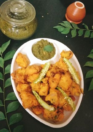 A picture of Moong dal pakoda.