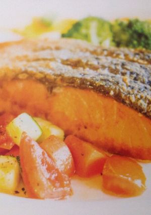 Una foto de Salmón rosado marinado c/wok de vegetales