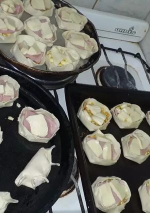 Una foto de Canastitas de jamón, queso, cebolla, choclo y huevo😋