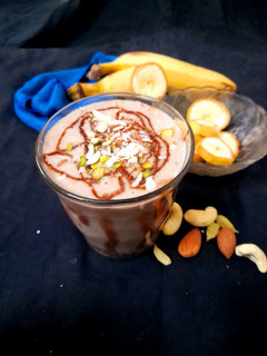 चॉकलेटी बनाना शेक(chocolaty banana shake recipe in hindi) रेसिपी मुख्य फोटो