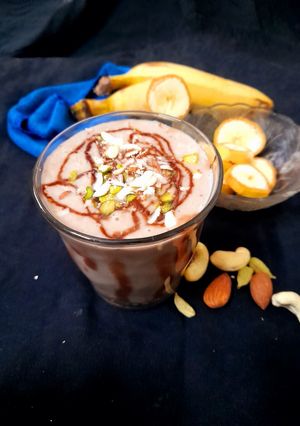 चॉकलेटी बनाना शेक(chocolaty banana shake recipe in hindi) रेसिपी मुख्य फोटो
