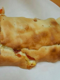 Una foto de Coca de jamón, tomate y queso