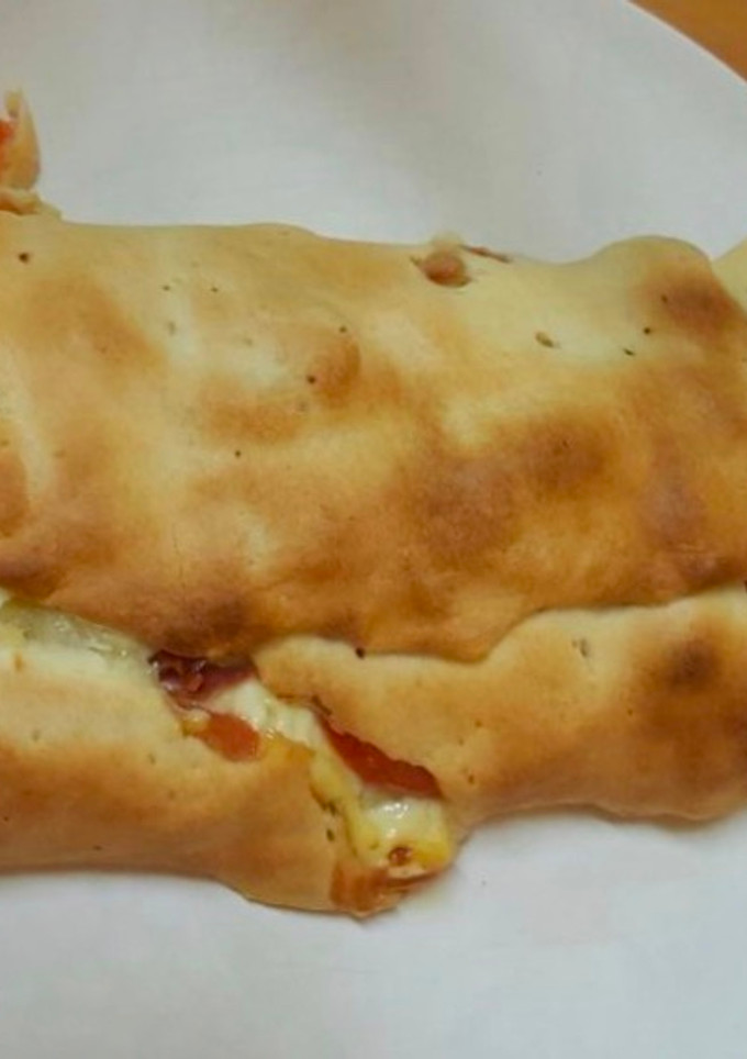 Una foto de Coca de jamón, tomate y queso