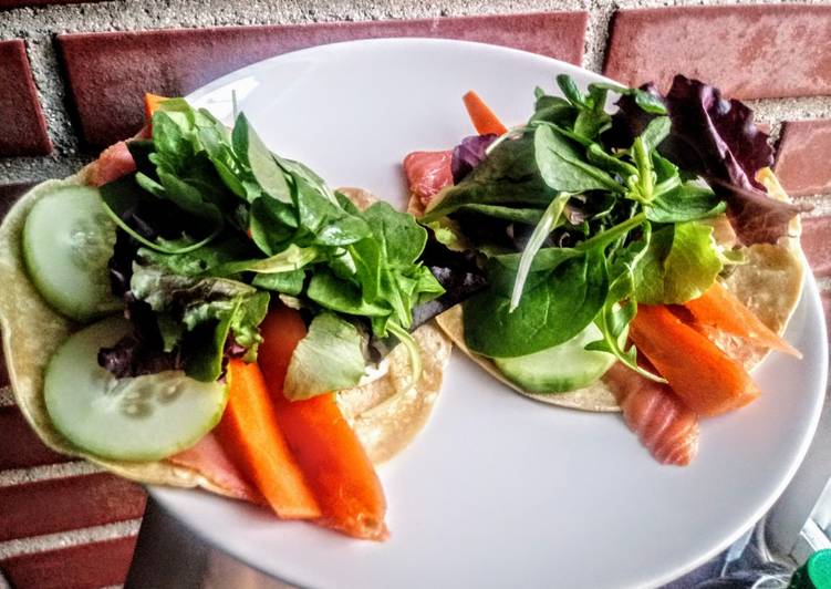 Tacos rápidos de salmón, mozzarella y ensalada