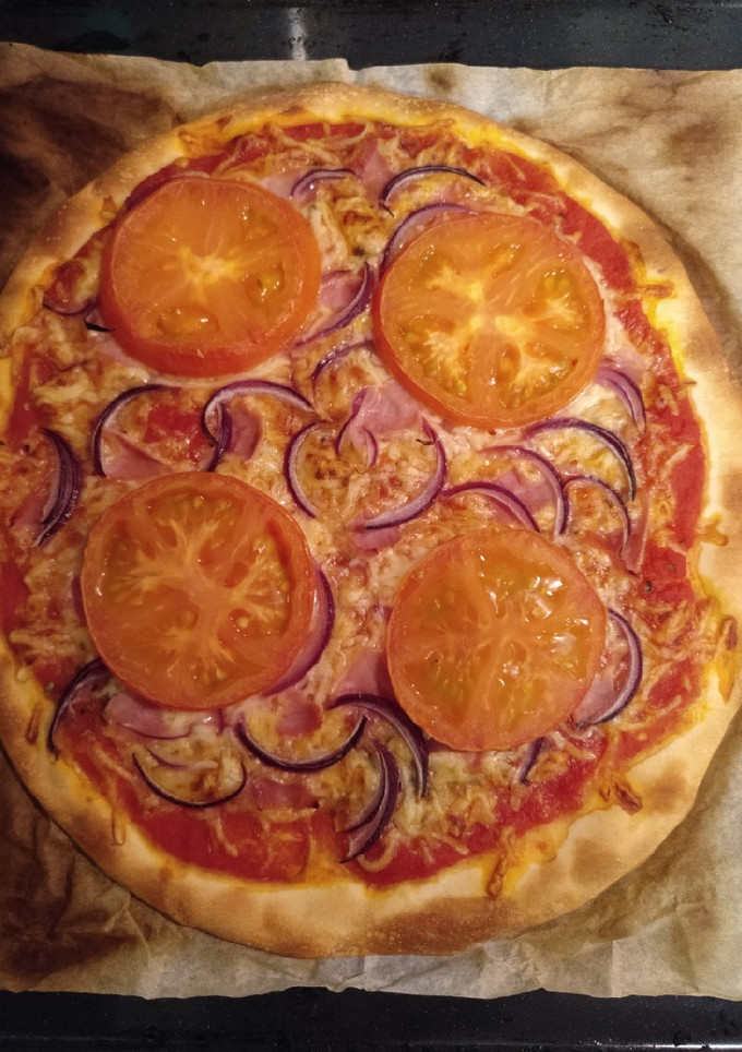 Una foto de Pizza casera: Jamón, cebolla y tomate