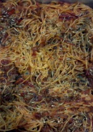 A picture of beef and tomato spaggheti.