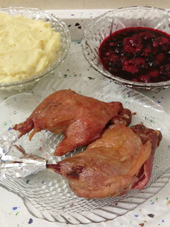 Una foto de Muslos de pato confitado con puré de patatas y frutas del bosque