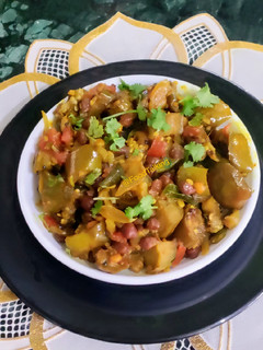 A picture of Eggplant and Black Chana Masala.