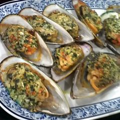 A picture of NZ Mussel baked with Garlic n Butter.