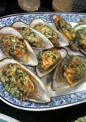 A picture of NZ Mussel baked with Garlic n Butter.