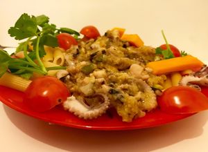 Una foto de Mis pulpitos a la italiana,  con penne rigati en salsa de pulpitos y gin