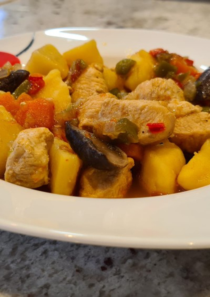Una foto de Guiso de patatas, pollo y verduras