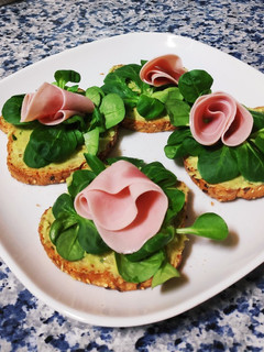 Una foto de Tostadas de guacamole y canónigos