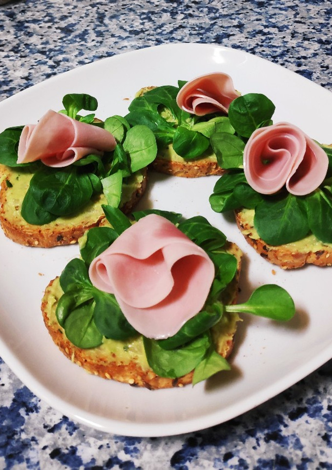 Una foto de Tostadas de guacamole y canónigos