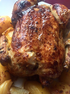 Una foto de Pollo asado al horno con patatas y cebollas