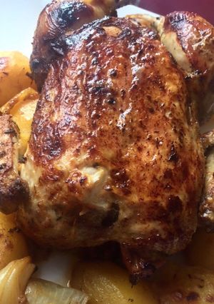Una foto de Pollo asado al horno con patatas y cebollas