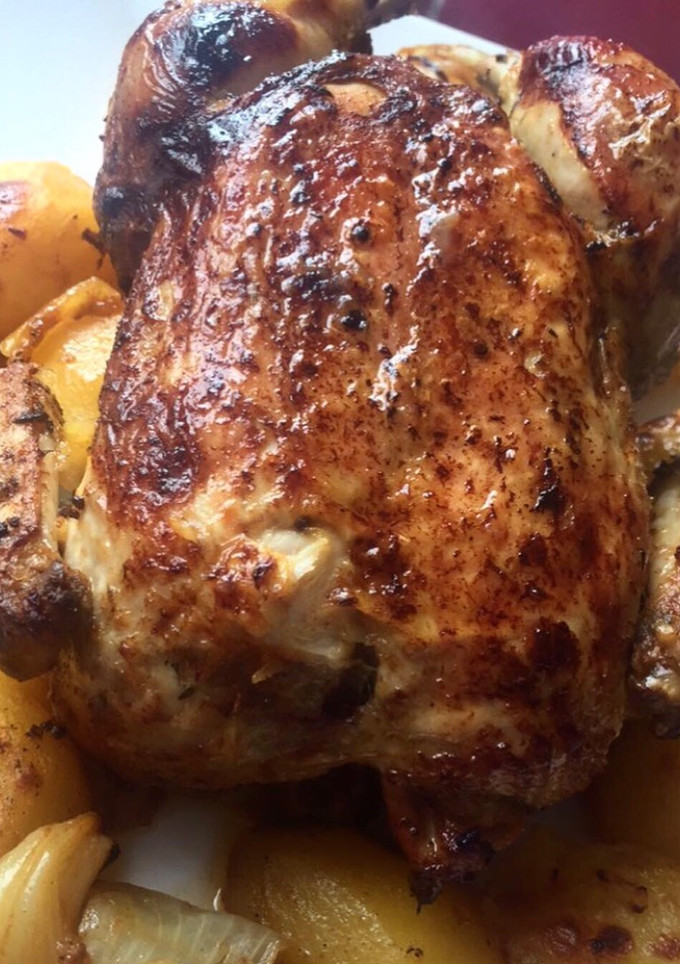 Una foto de Pollo asado al horno con patatas y cebollas