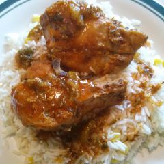 A picture of Spicey chicken with gravy.