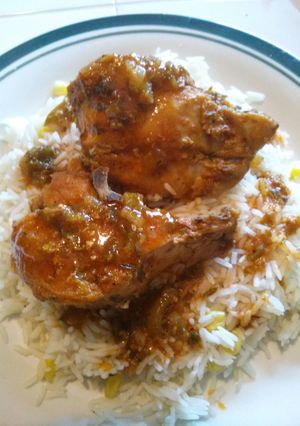 A picture of Spicey chicken with gravy.