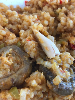 Una foto de Paella de pollo y champis