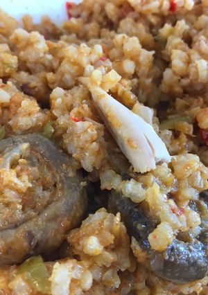 Una foto de Paella de pollo y champis