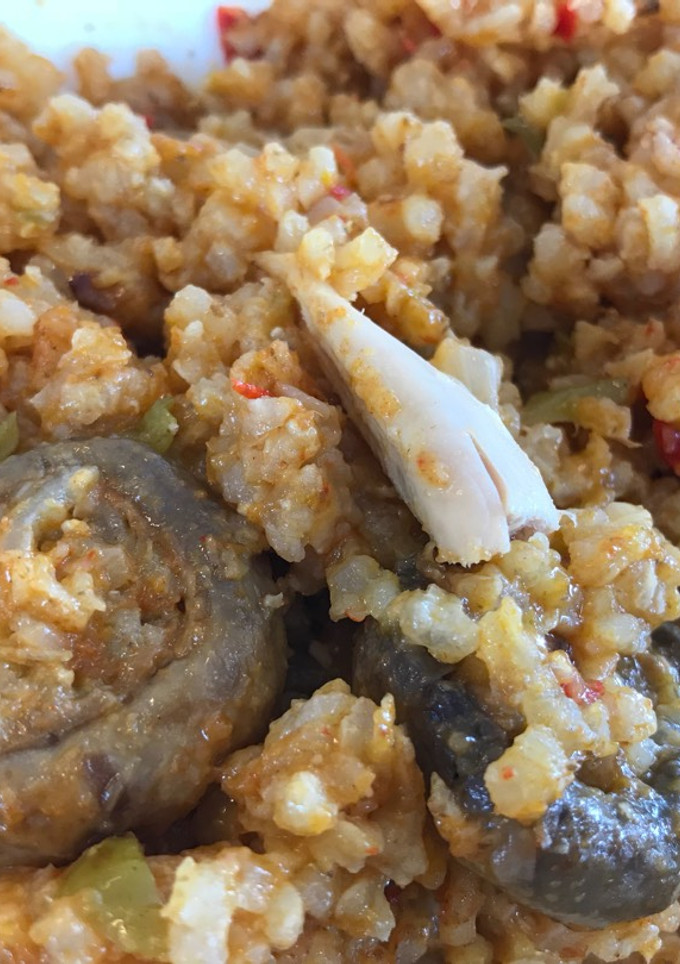 Una foto de Paella de pollo y champis