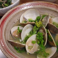 A picture of Sake-Steamed Springtime Clams and Nanohana.