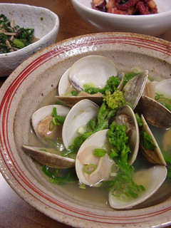 A picture of Sake-Steamed Springtime Clams and Nanohana.