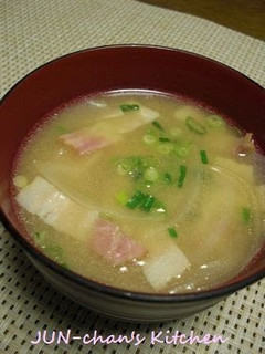 A picture of Rich Sweet Onion and Bacon Miso Soup.