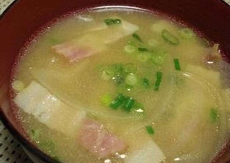 Recipe of Any-night-of-the-week Rich Sweet Onion and Bacon Miso Soup