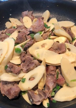 Hình của món Măng xào mề gà.