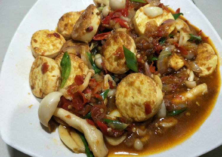 Soft tofu dan jamur saus Padang