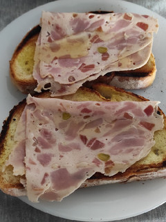 Una foto de Tosta de pavo serrano