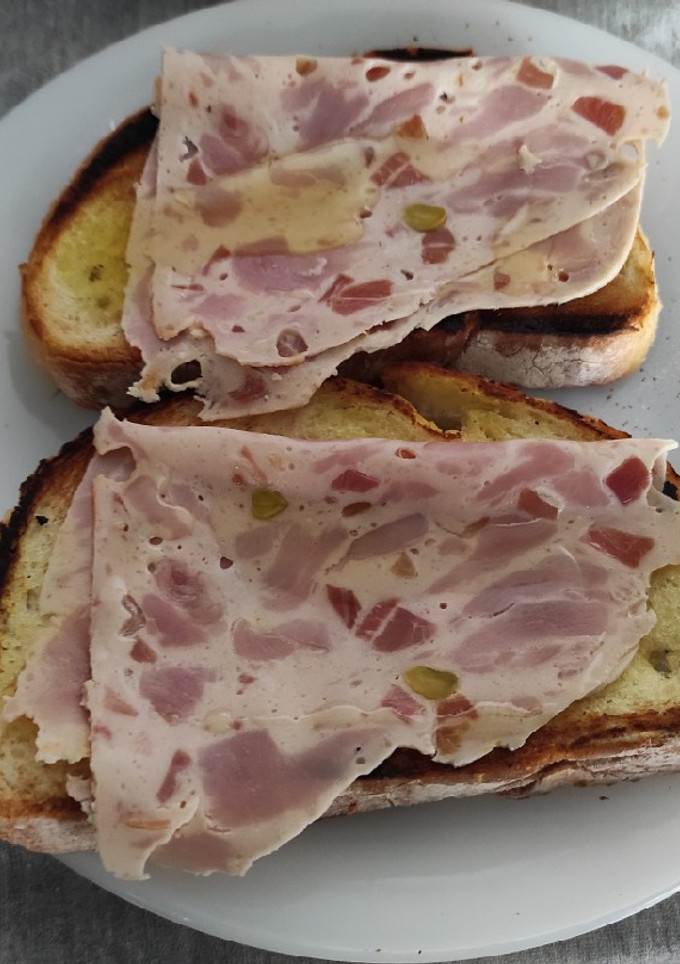 Una foto de Tosta de pavo serrano