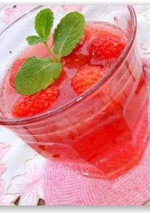 A picture of Jiggly Strawberry Jello.