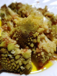 Una foto de Romanescu con vinagre balsámico de fresa