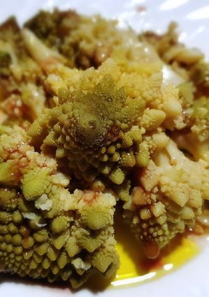 Una foto de Romanescu con vinagre balsámico de fresa