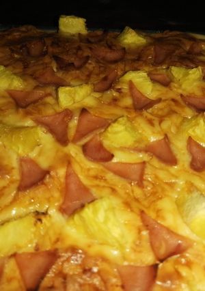 Una foto de Pizza de piña y jamón