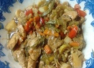 Una foto de Pechuga de pollo con vegetales in wok